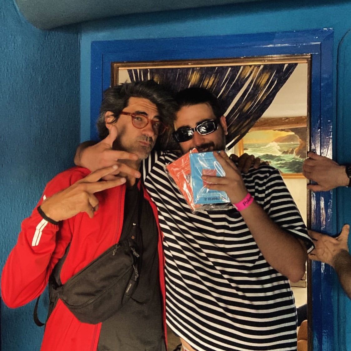 sergio-musico-amigo-arnau-con-libros-reflexiones-inefables