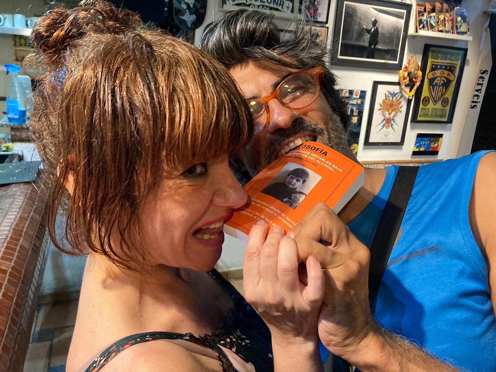 tarotista-reina-perro-paco-bar-barcelona-muerde-libro-reflexiones-inefables