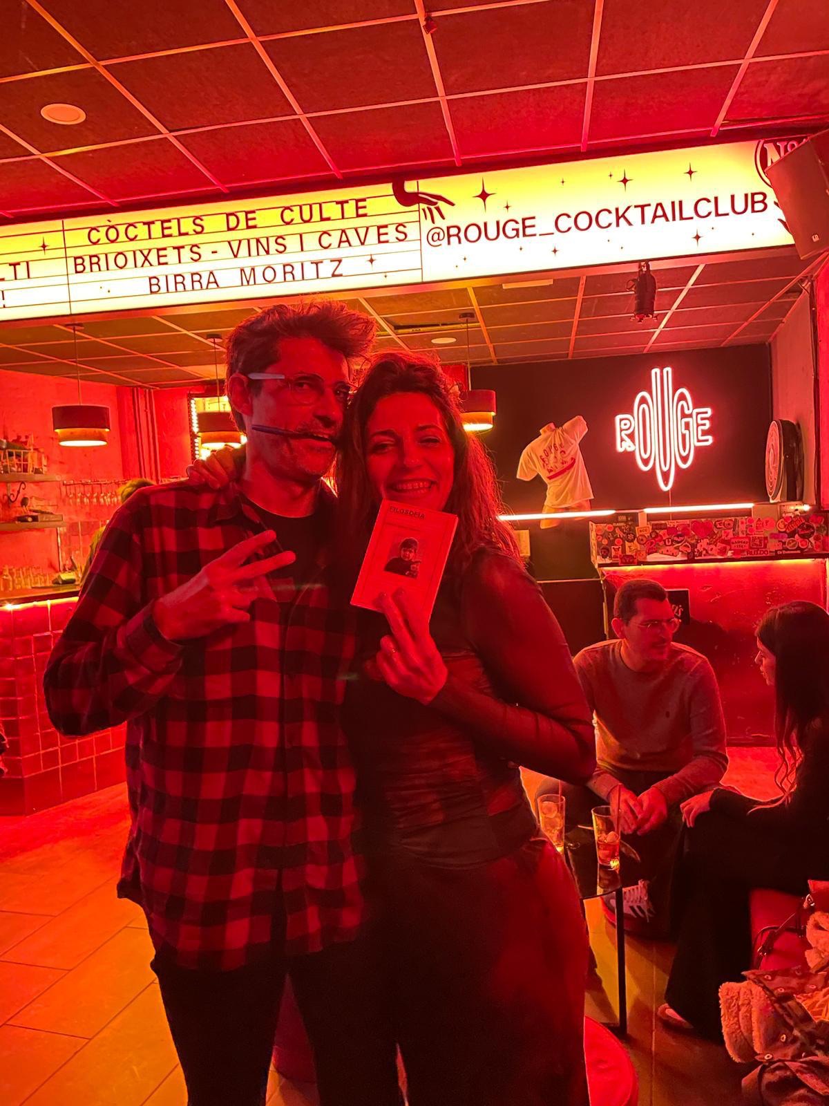 annakita-glasgow-la-rouge-con-libro-reflexiones-inefables