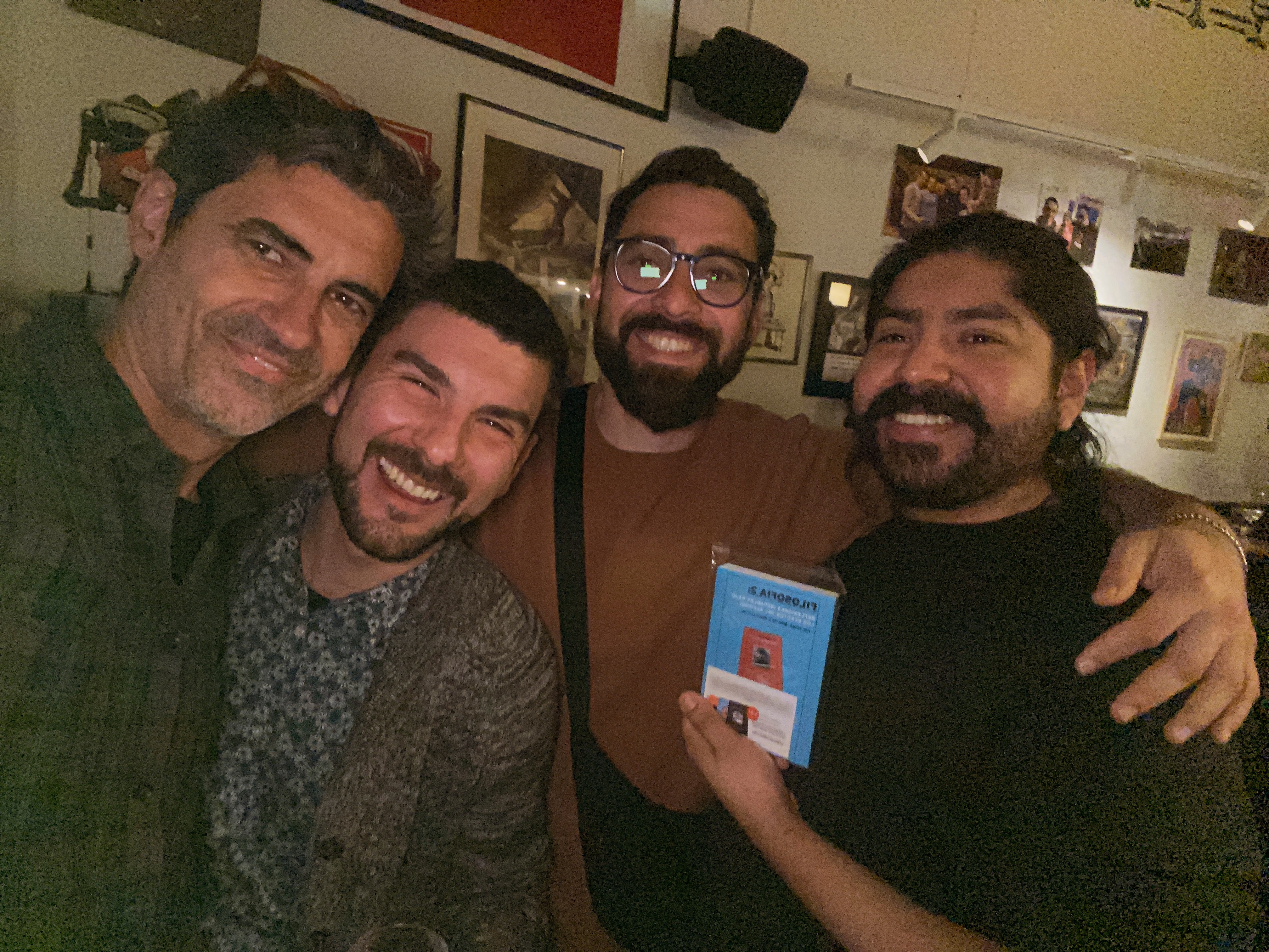 chilenos-inocentes-majos-con-novias-huidas-compran-libro-dos-reflexiones-inefables