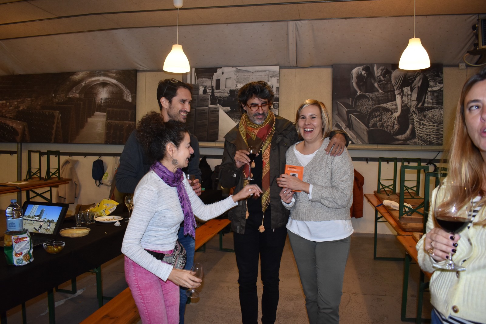 jugadores-tenis-playa-bbq-con-libro-reflexiones-inefables