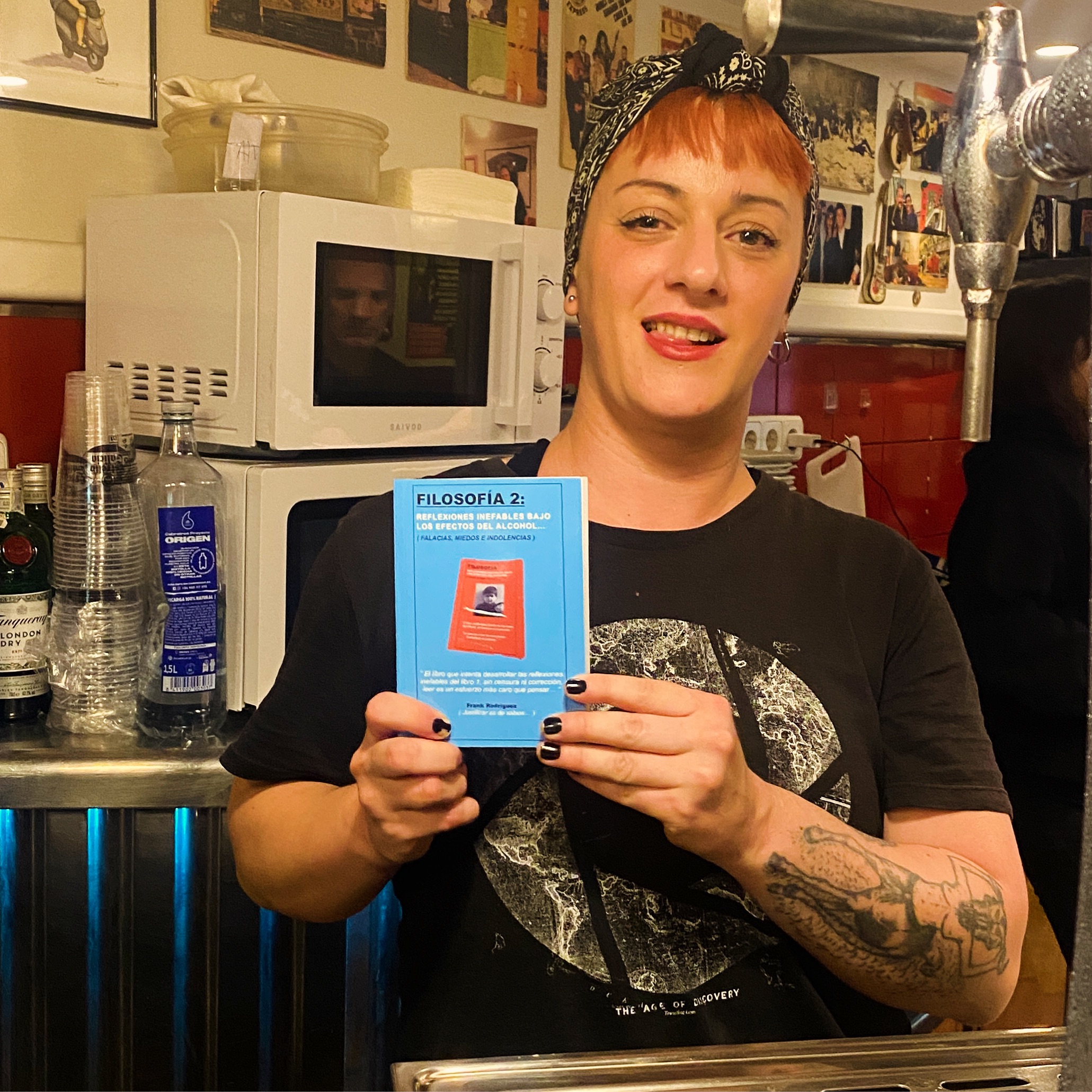 camarera-makinavaja-con-libro-dos-reflexiones-inefables