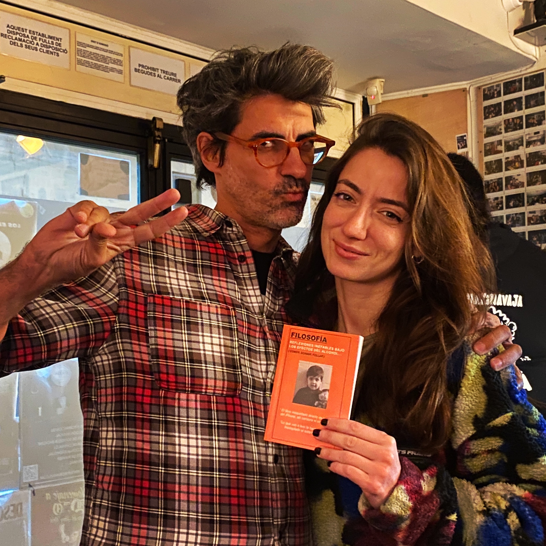 turka-preciosa-bar-makinavaja-con-libro-uno-reflexiones-inefables