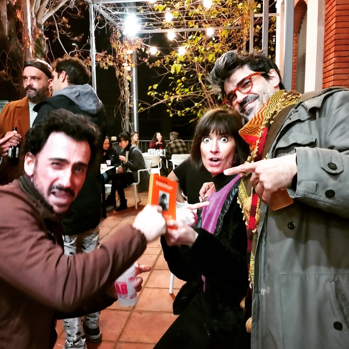 juanan-and-friend-uri-party-con-libro-reflexiones-inefables