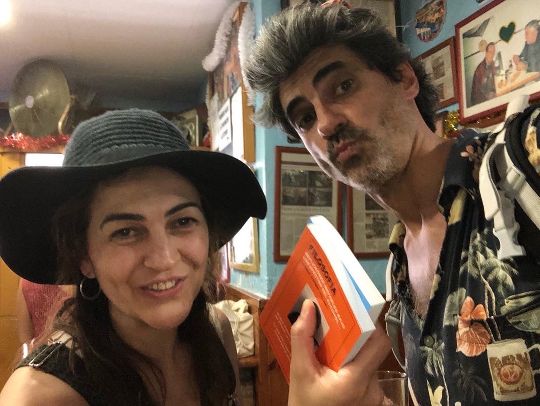 enfermera-listilla-bar-la-leo-barcelona-con-los-libros-reflexiones-inefables