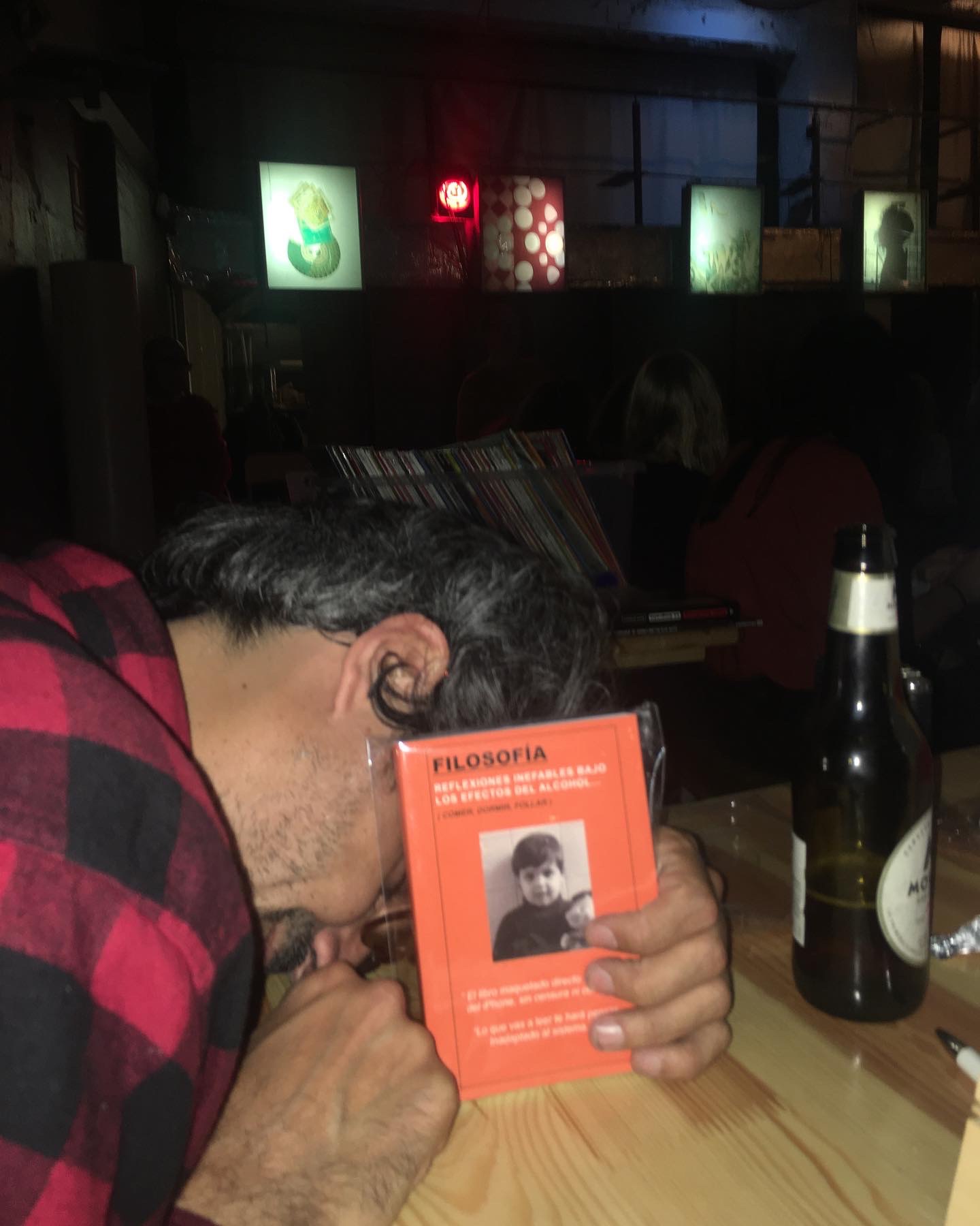 borracho-con-el-libro-reflexiones-inefables-uno