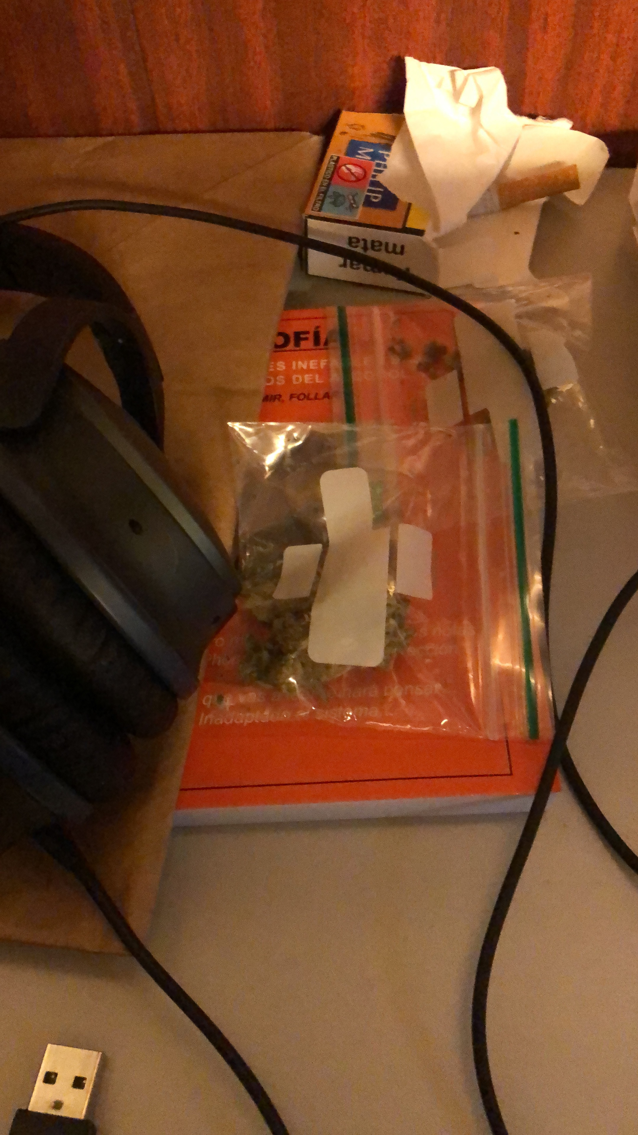 bolsa-marihuana-encima-libro-reflexiones-inefables