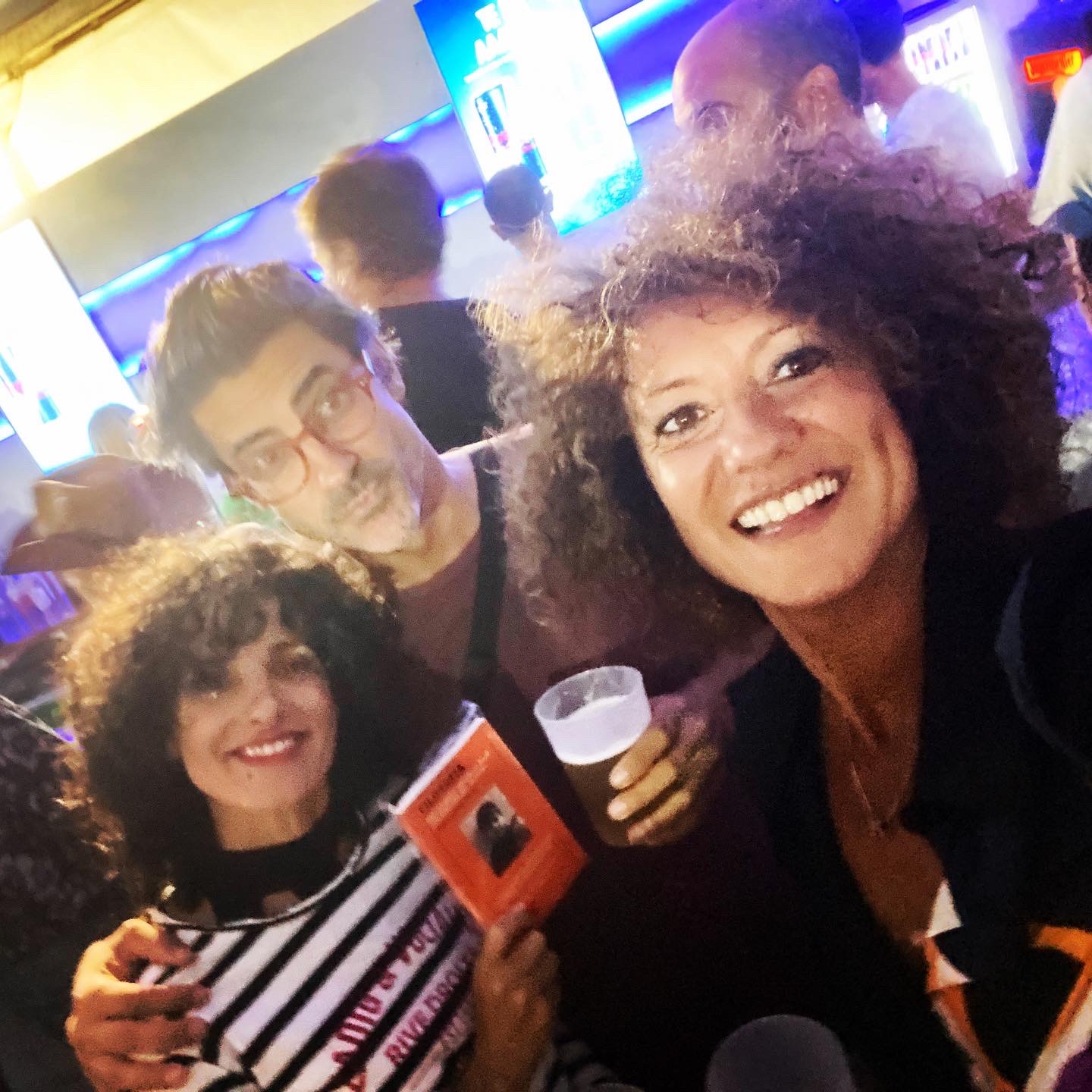 chicas-busca-famosos-zona-vip-sonorama-con-libro-reflexiones-inefables