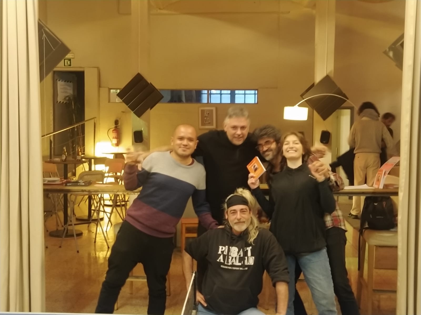 jugadaores-torneo-ping-pong-bajo-los-efectos-del-alcohol-con-el-libro-reflexiones-inefables