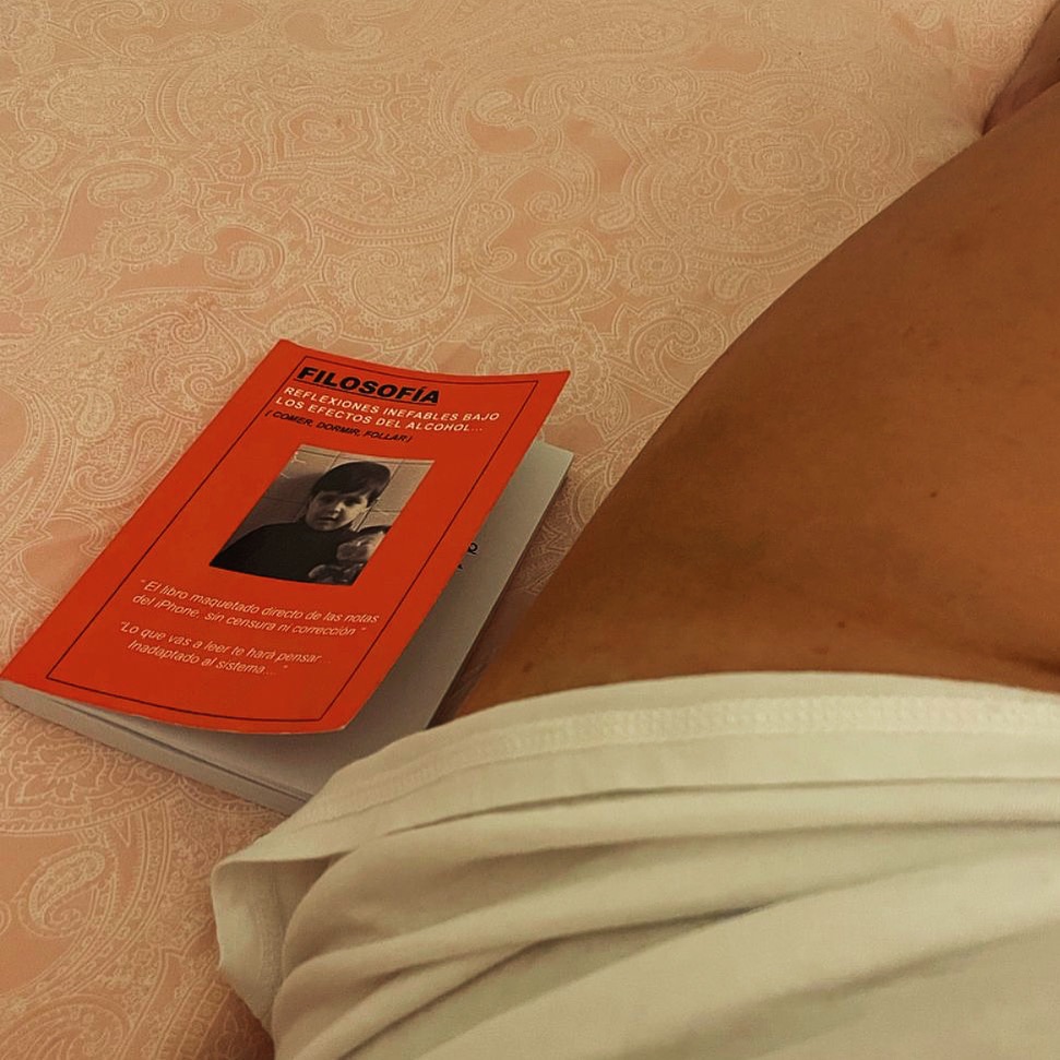 sexy-puche-en-cama-con-libro-reflexiones-inefables