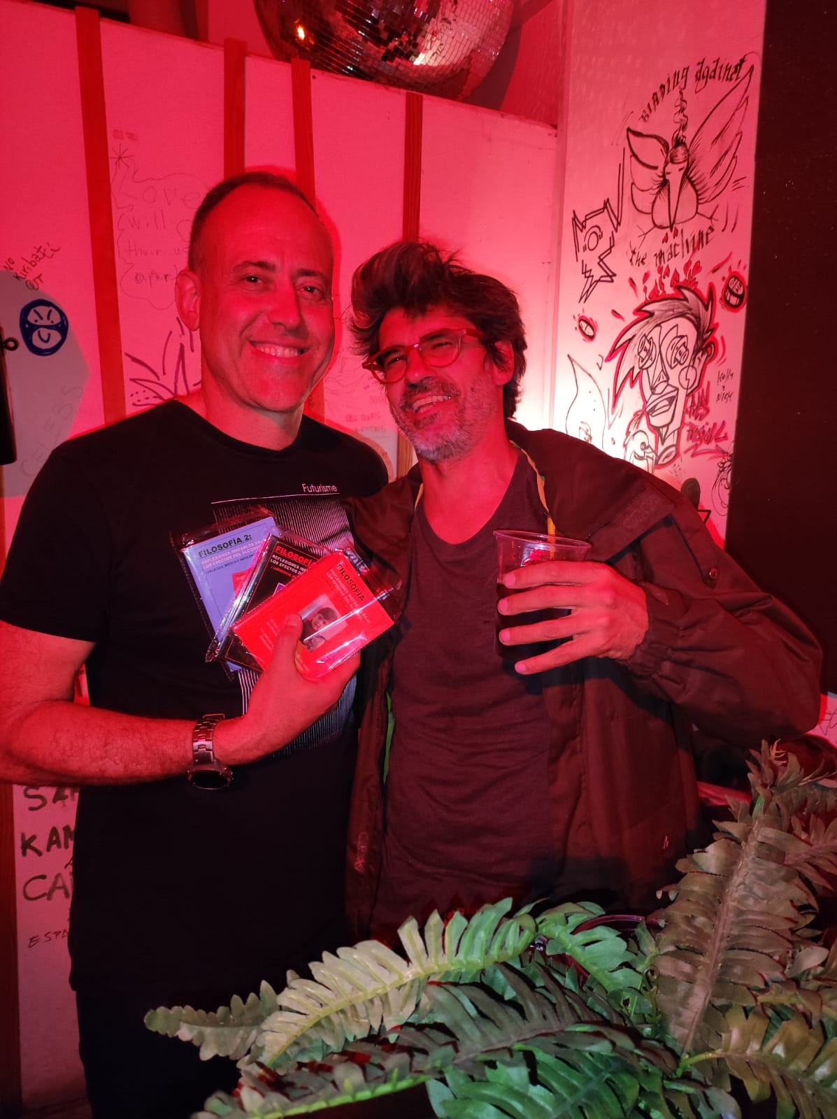 jaime-informatico-milan-luv-bar-con-libro-reflexiones-inefables