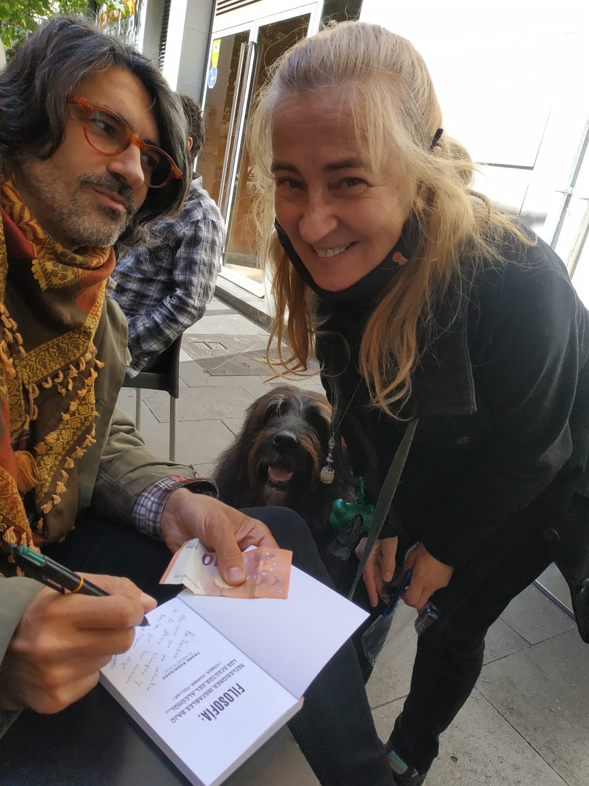 firmando-libros-reflexiones-inefables-sant-jordi-el-bierzo-restaurante