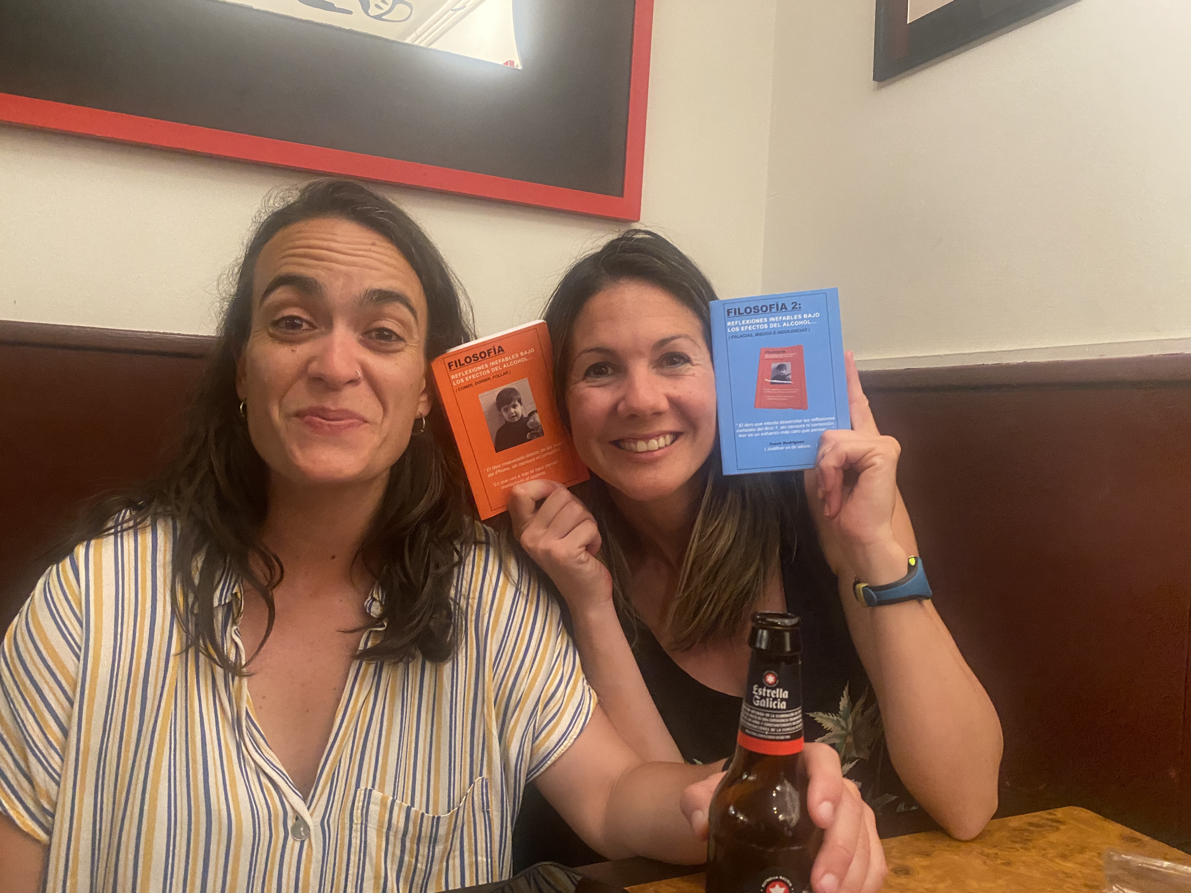 chica-maja-con-amiga-venenosa-makinavaja-con-libros-reflexiones-inefables