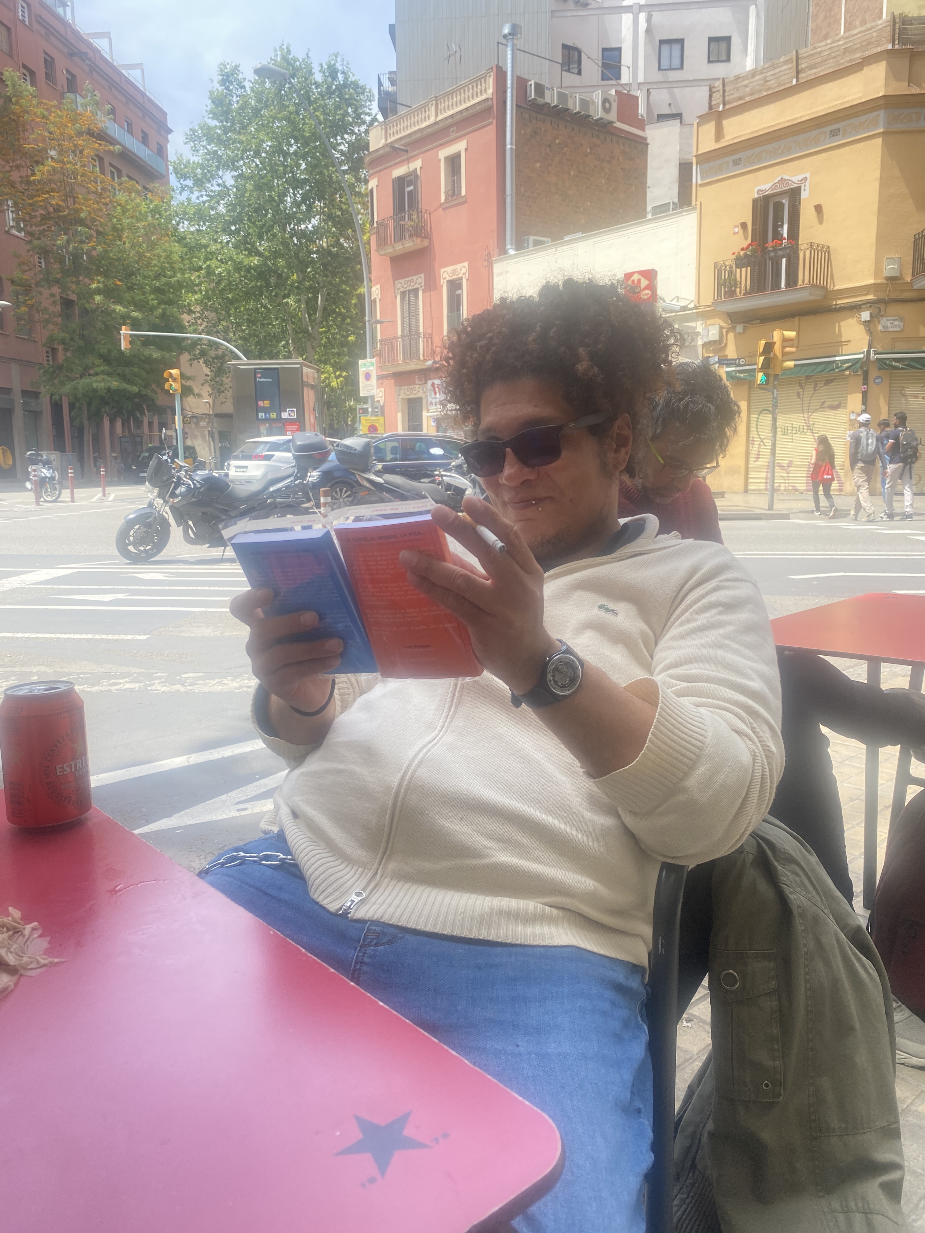 person-hurrako-con-libros-reflexiones-inefables