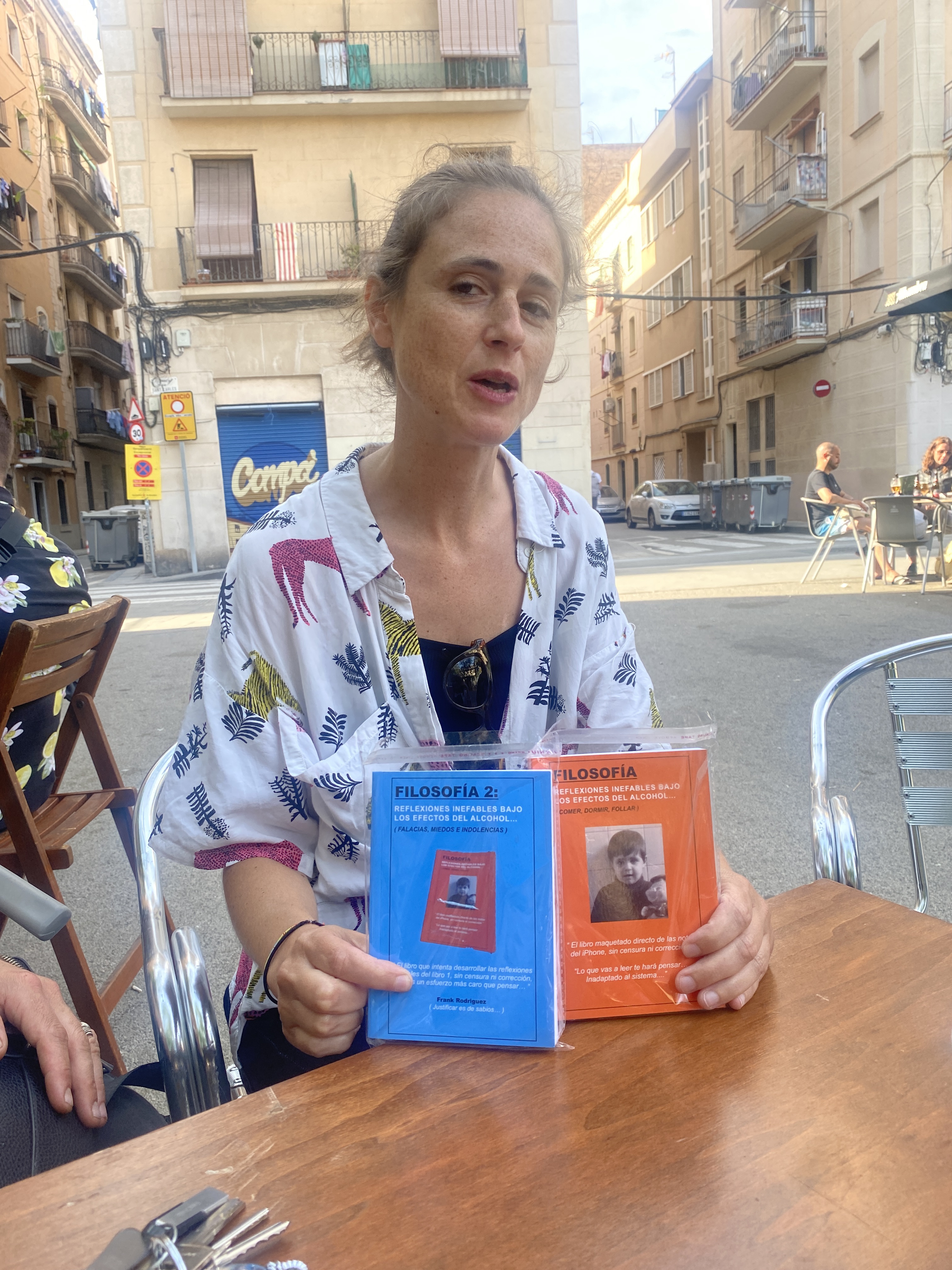 emprendedora-gorronins-con-libros-reflexiones-inefables-deuda-bar-ambar-barceloneta