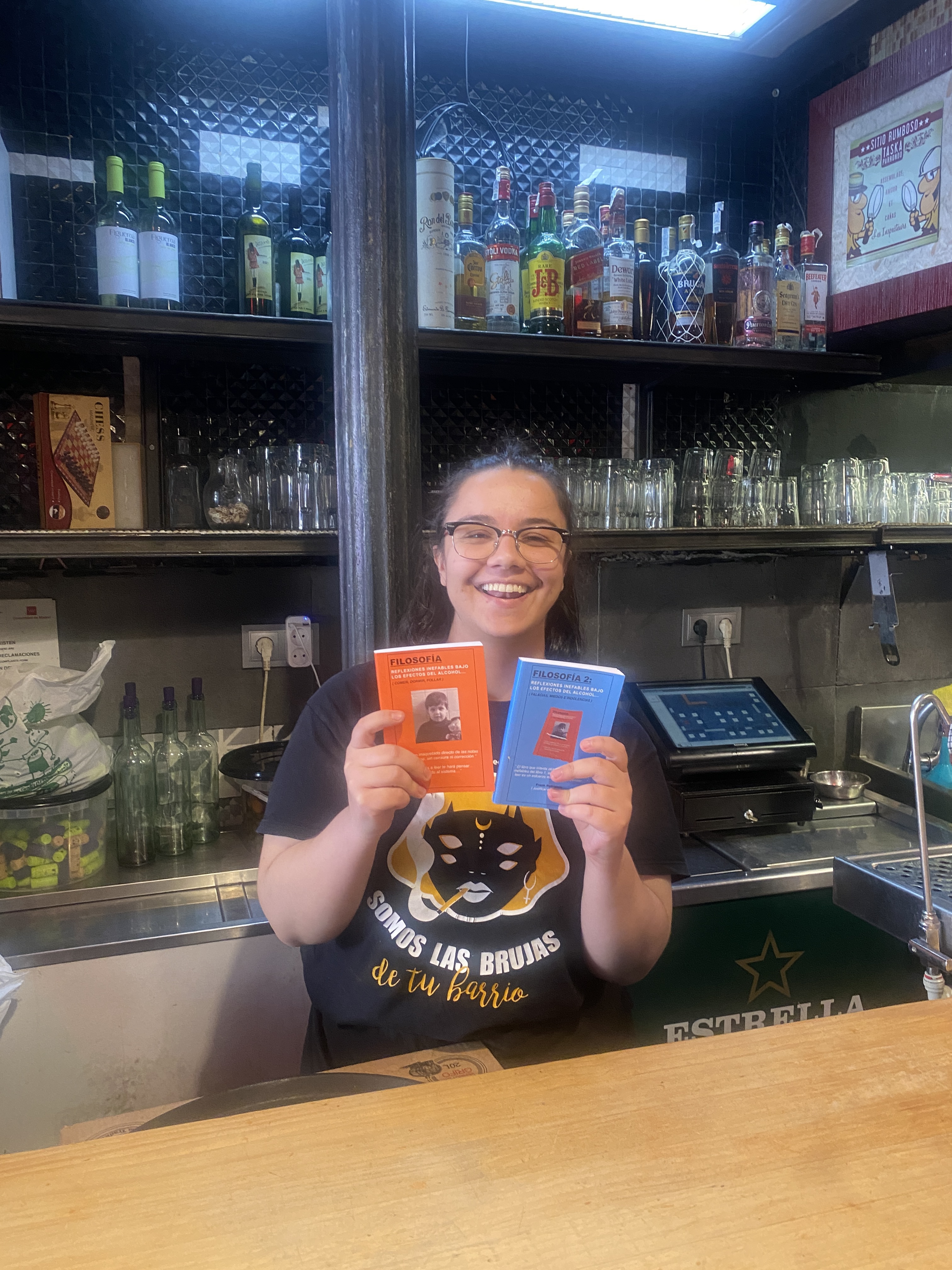 camarera-bar-madrid-anti-libros-reflexiones-inefables
