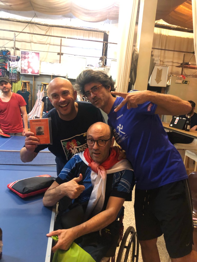 ganador-silla-ruedas-torneo-de-ping-pong-libros-reflexiones-inefables