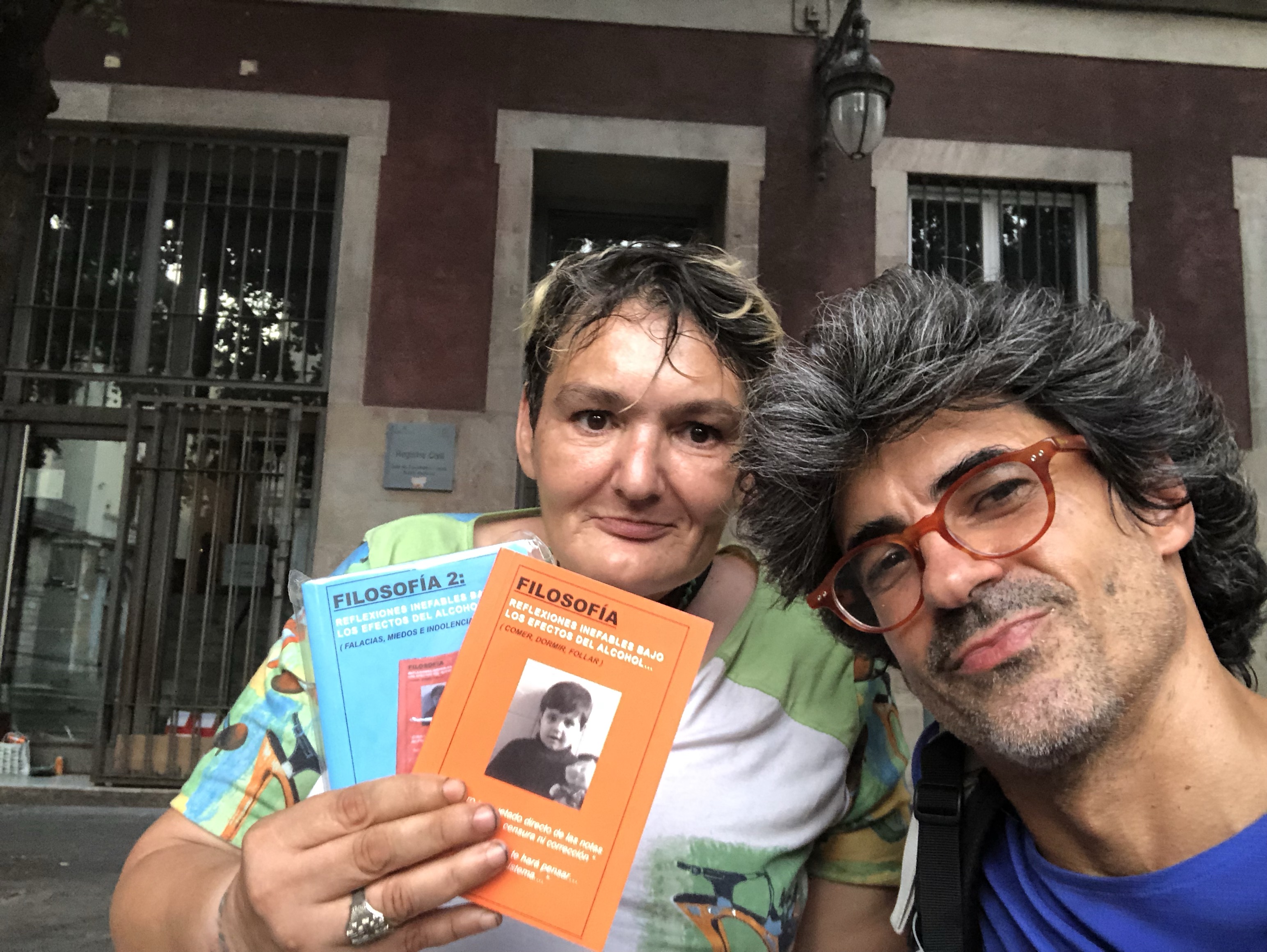 mitica-carterista-del-gotico-con-libros-reflexiones-inefables-analizando-su-vida