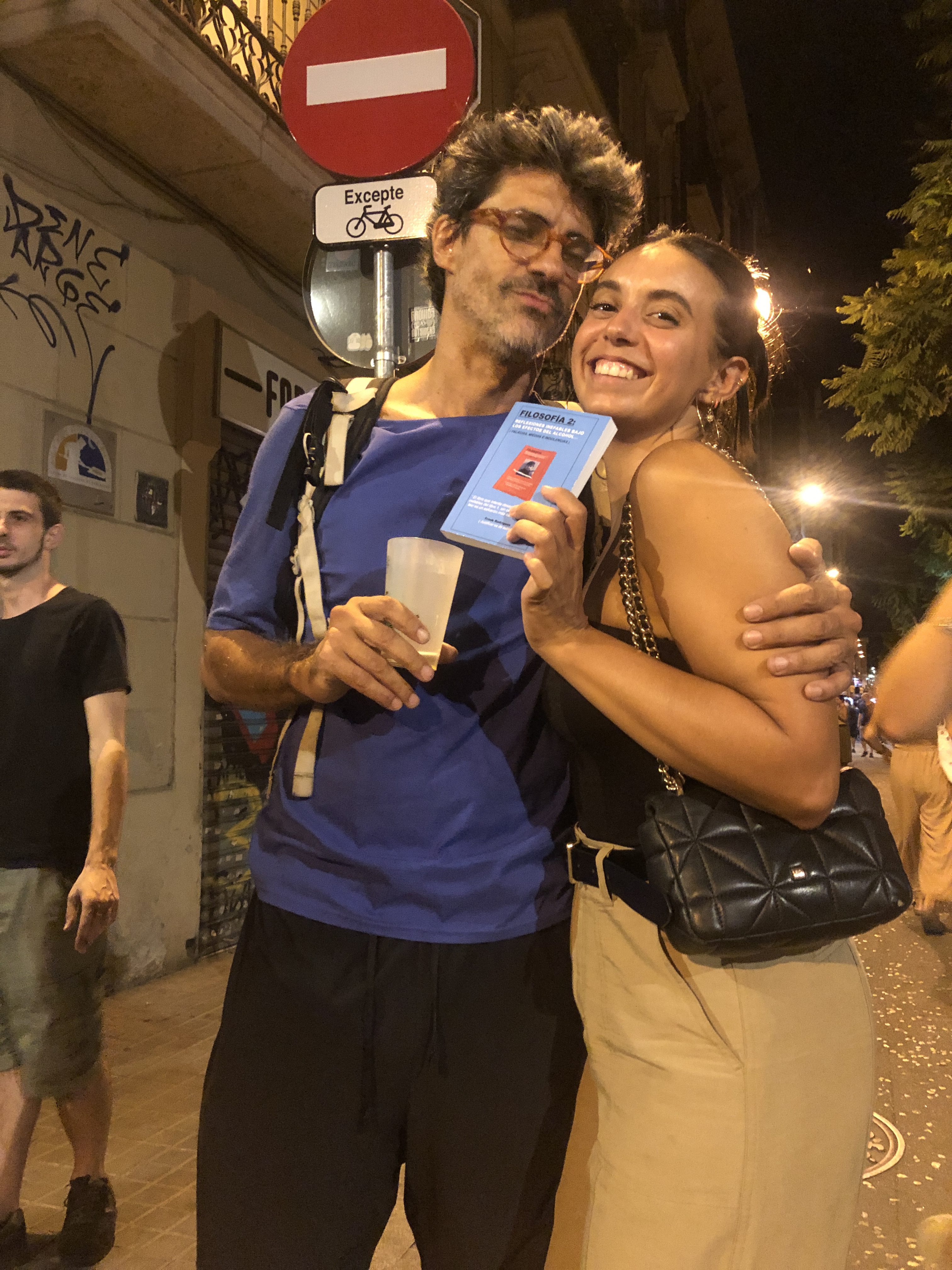 fiestas-de-gracia-happy-anna-con-libro-dos-reflexiones-inefables