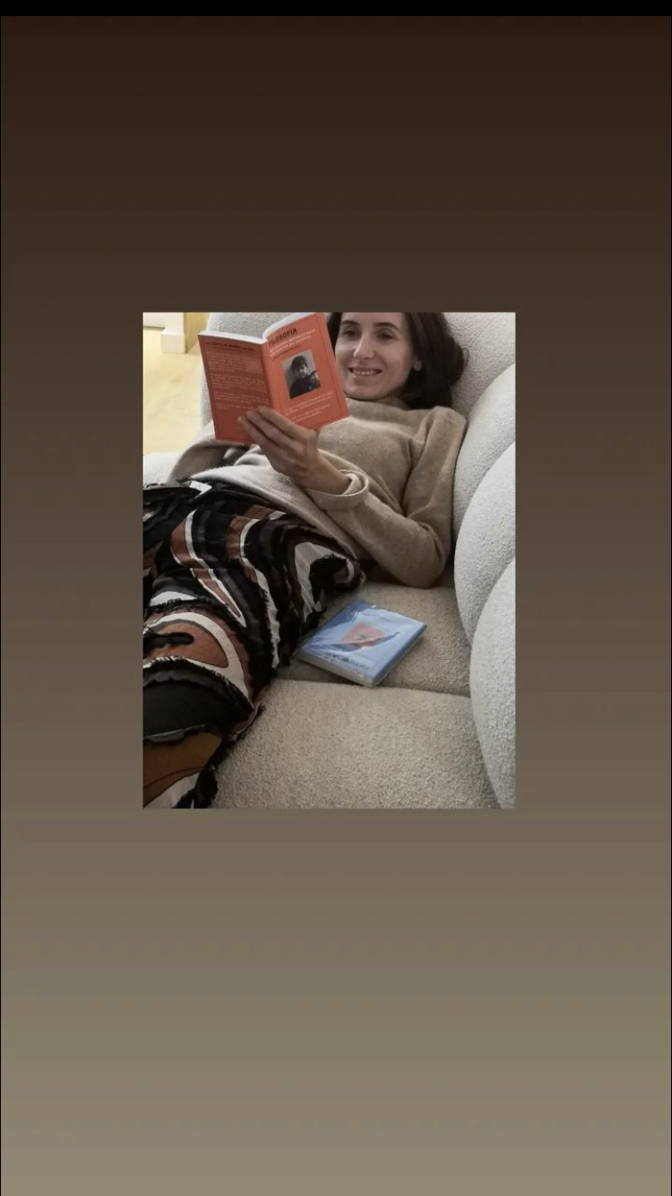 mujer-ken-partiendose-con-los-libros-reflexiones-inefables