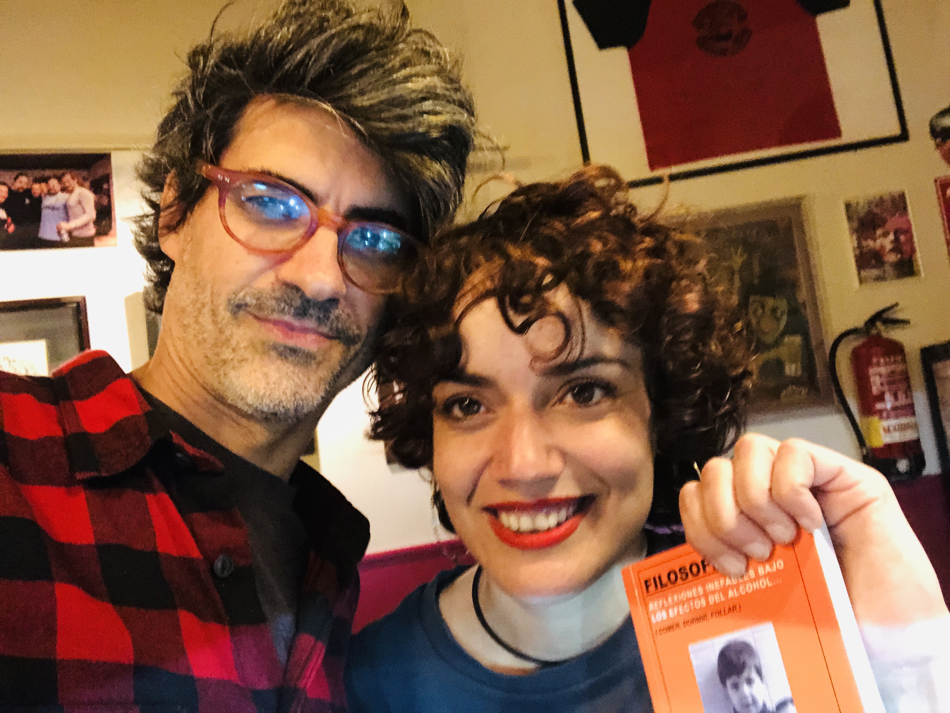 annita-hurrako-en-makinavaja-con-libro-reflexiones-inefables