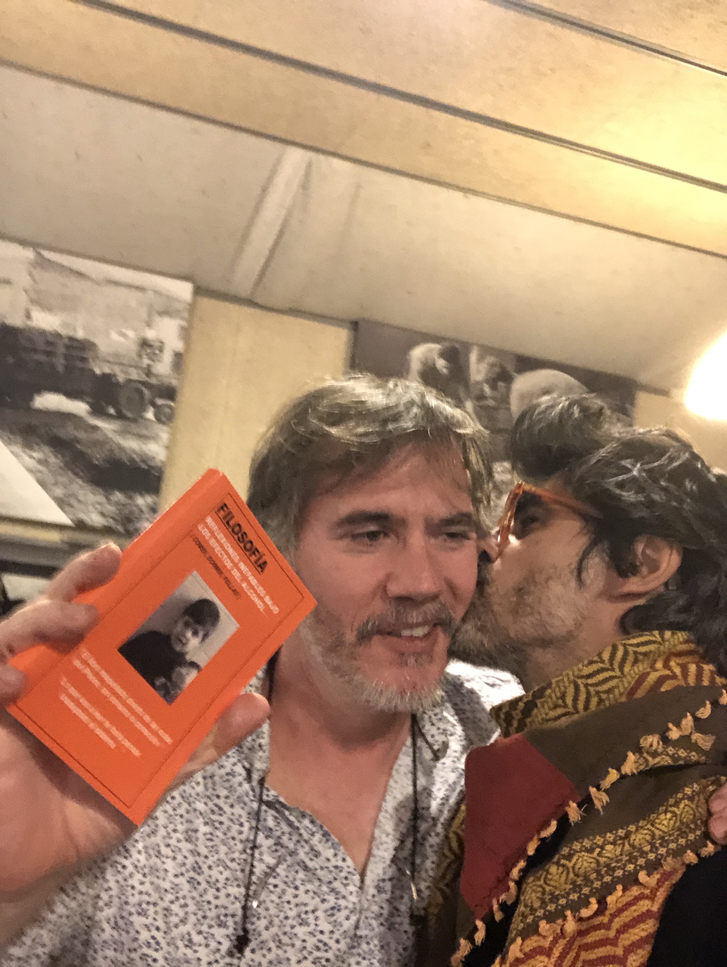 alexis-organizador-torneos-de-tenis-playa-en-bbq-con-libro-reflexiones-inefables