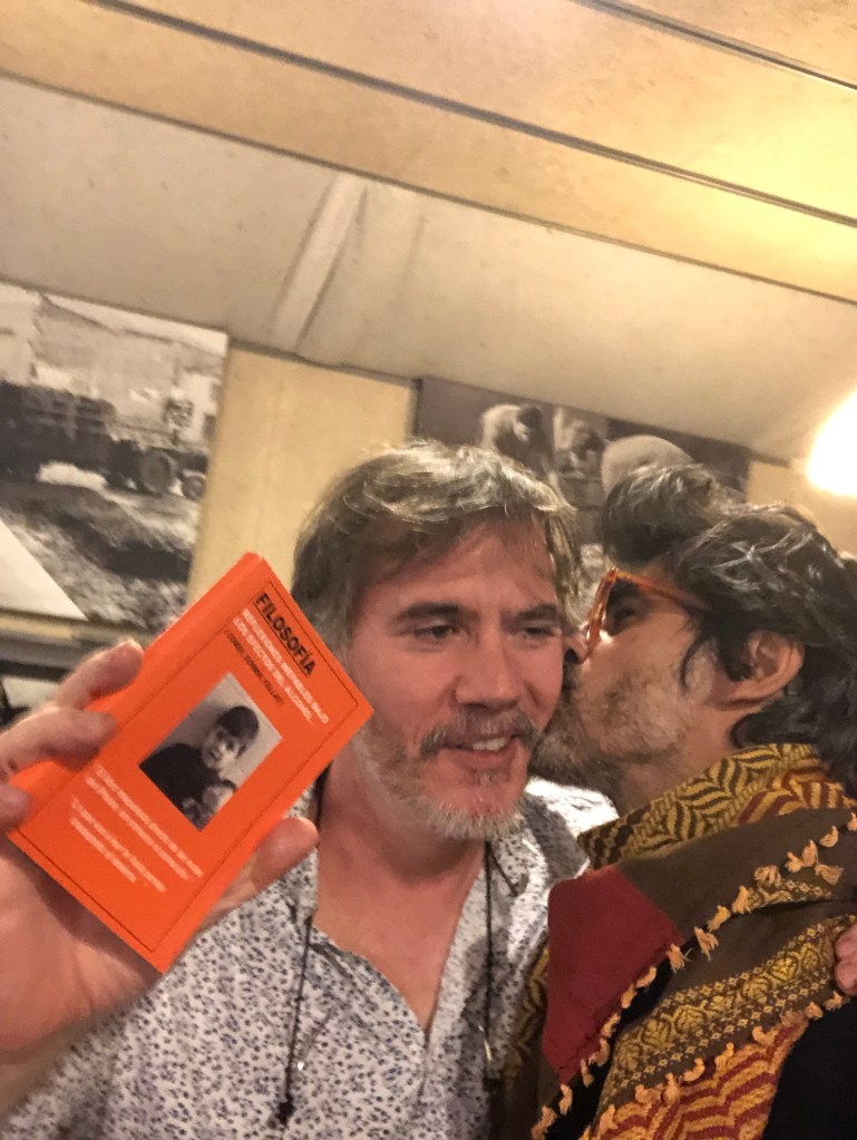 alexis-organizador-torneos-de-tenis-playa-en-bbq-con-libro-reflexiones-inefables