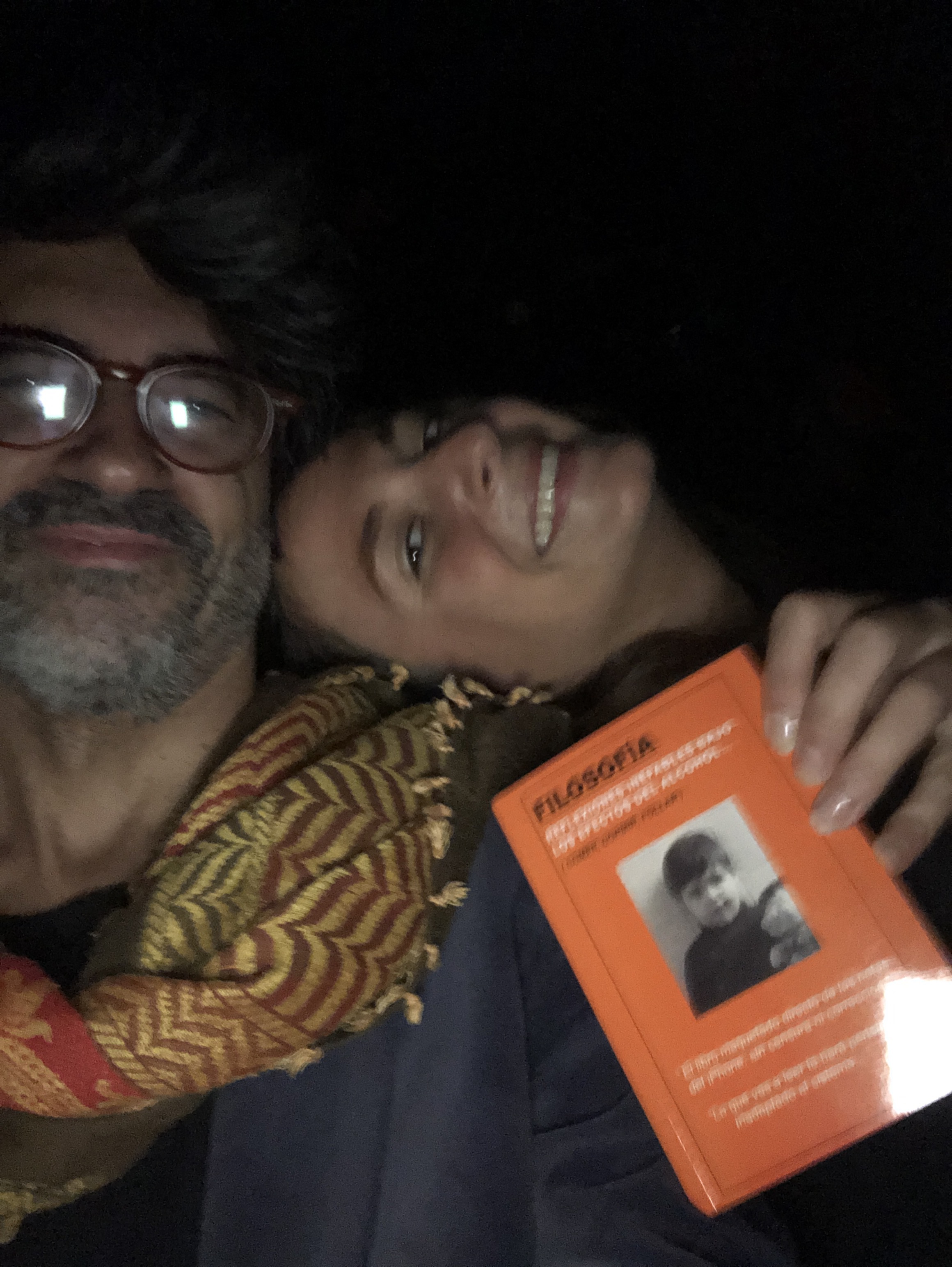 alemana-razzmatazz-barcelona-tenis-playa-con-libro-reflexiones-inefables