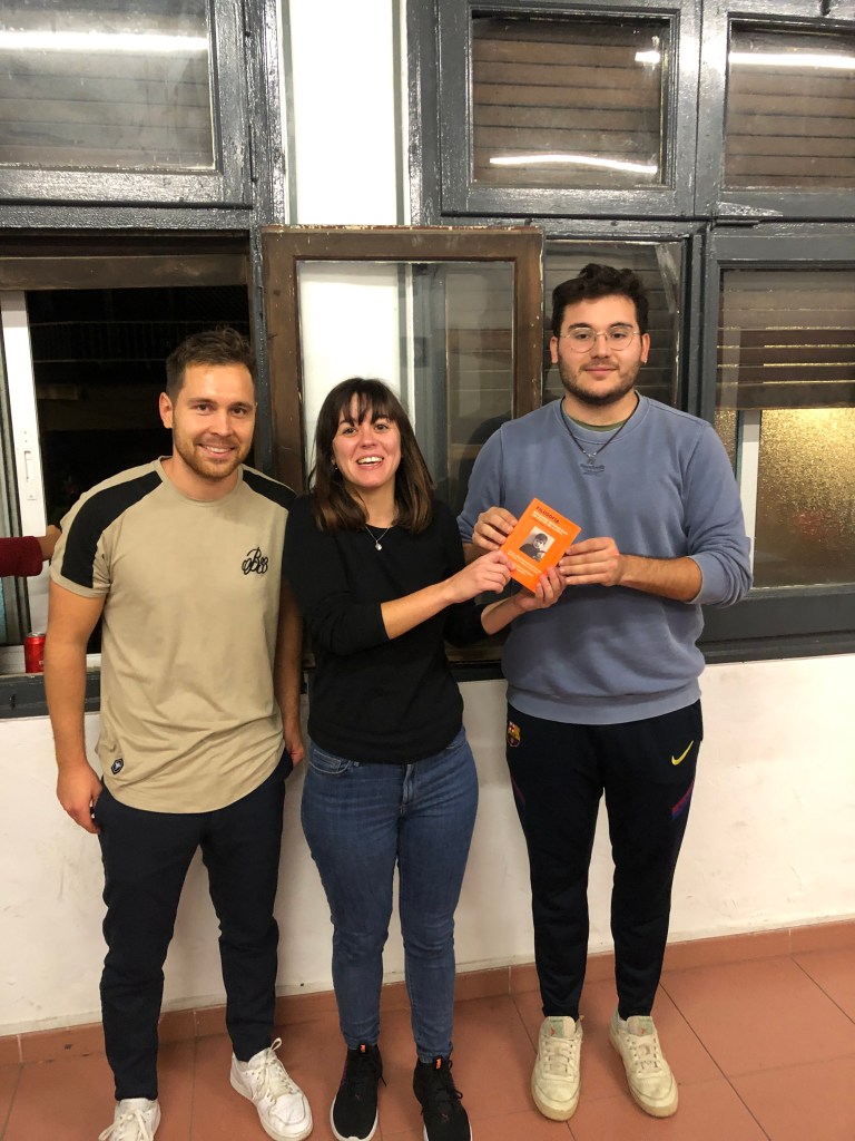 doctora-amiga-cami-robando-libro-reflexiones-inefables-ganador-torneo-ping-pong