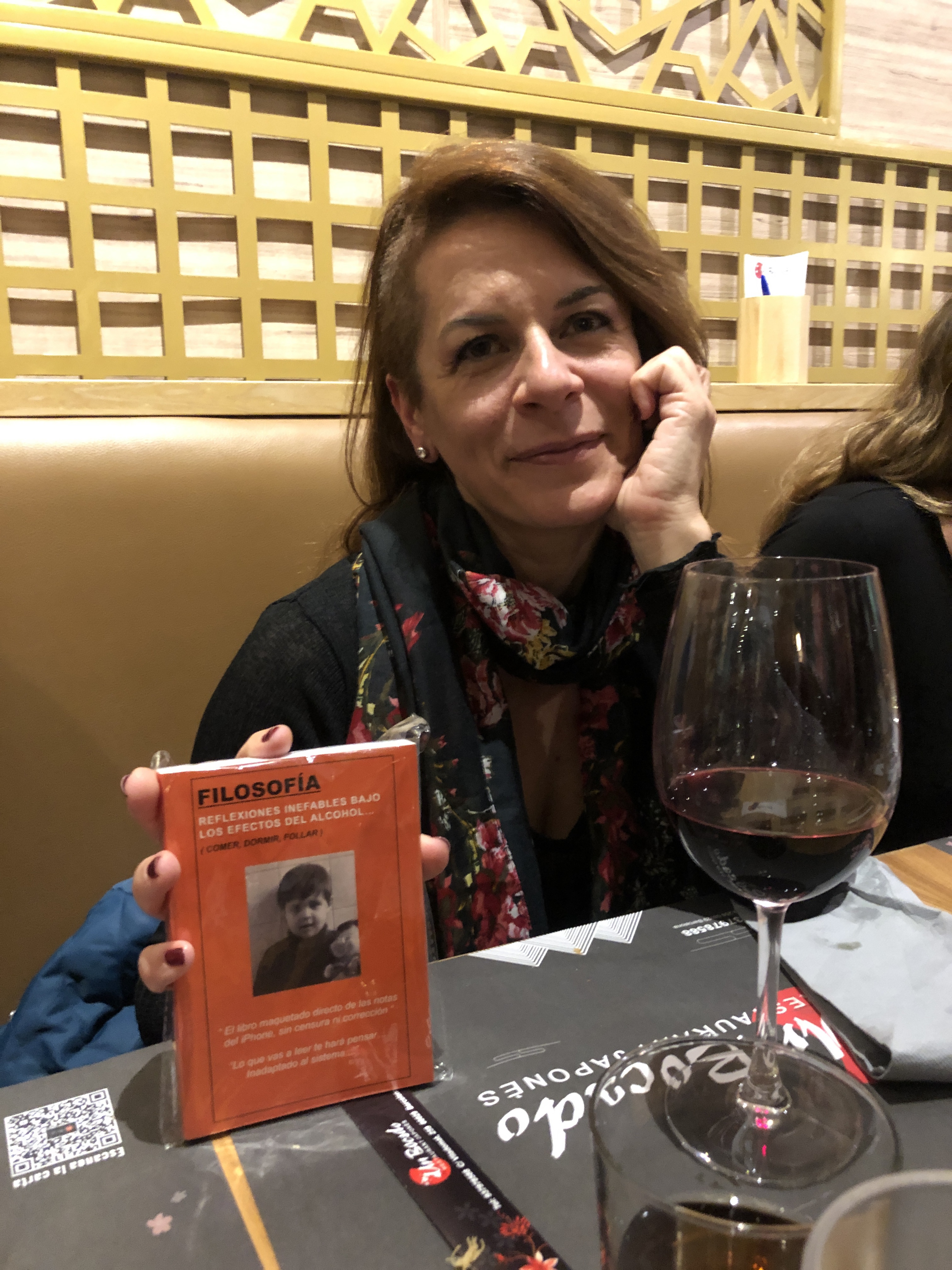 jugadora-tenis-playa-en-cena-japo-con-libro-reflexiones-inefables