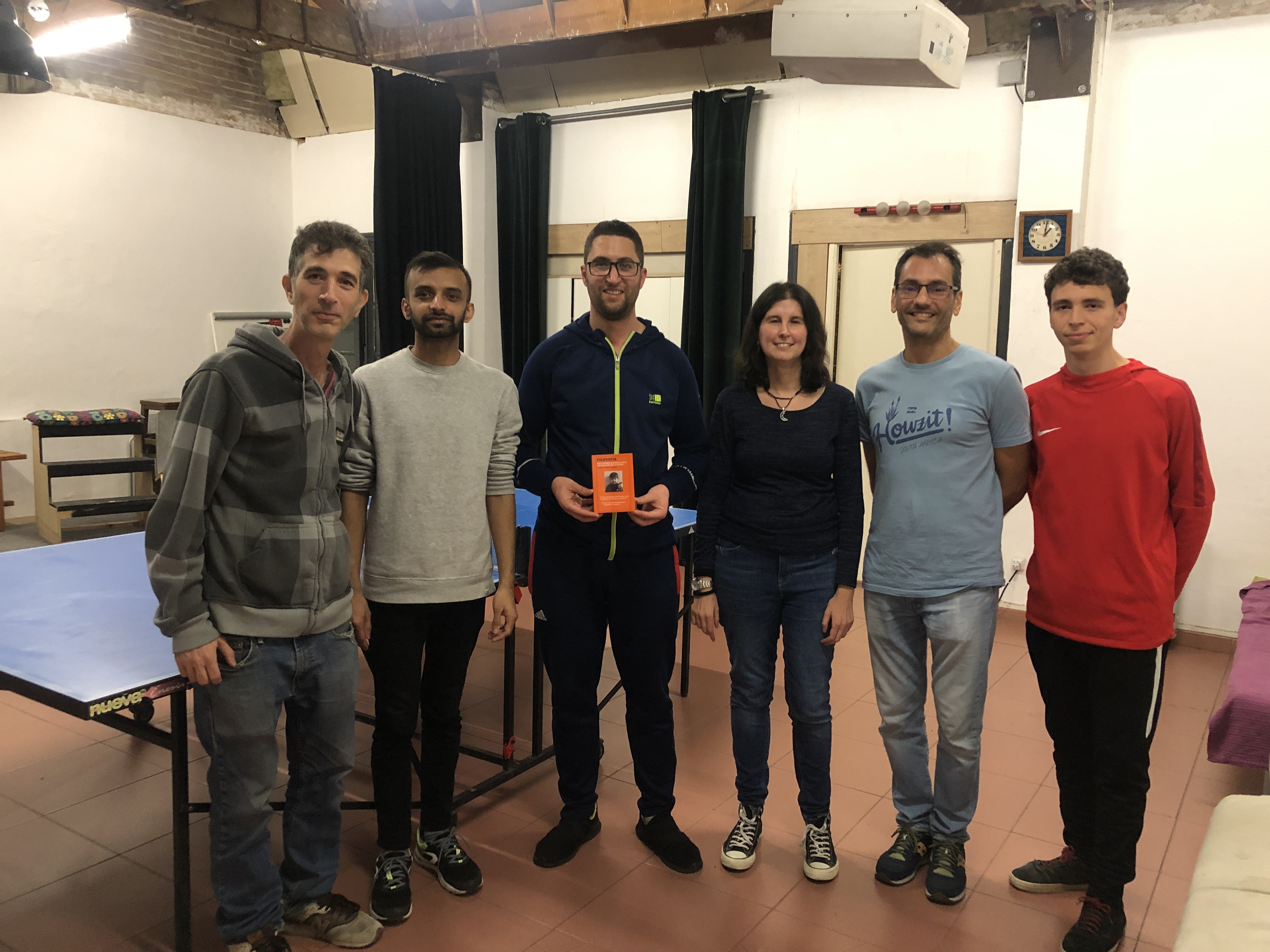 jugadores-torneo-ping-pong-con-libro-reflexiones-inefables