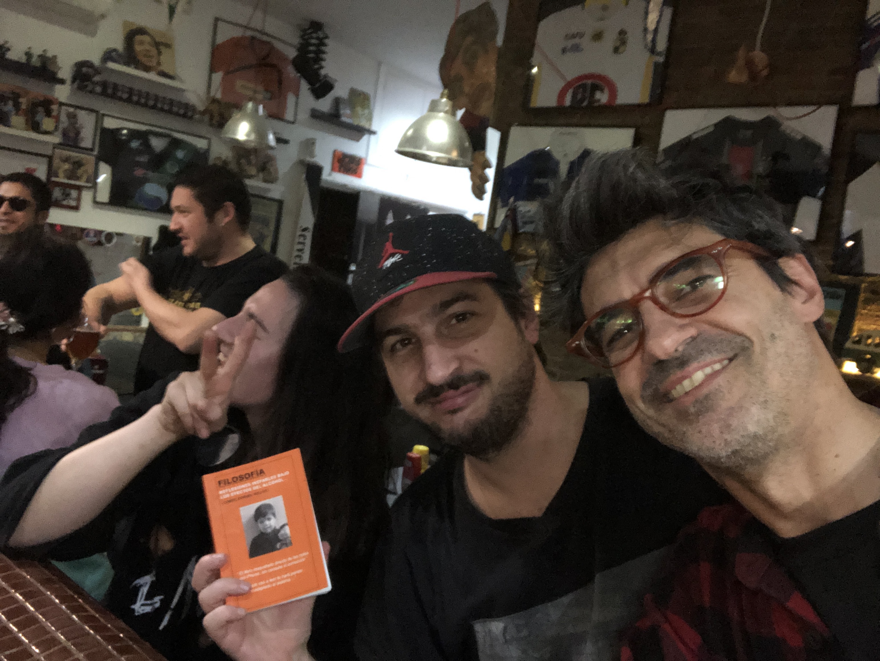 musico-trompetista-chileno-perro-paco-bar-barcelona-con-libro-reflexiones-inefables