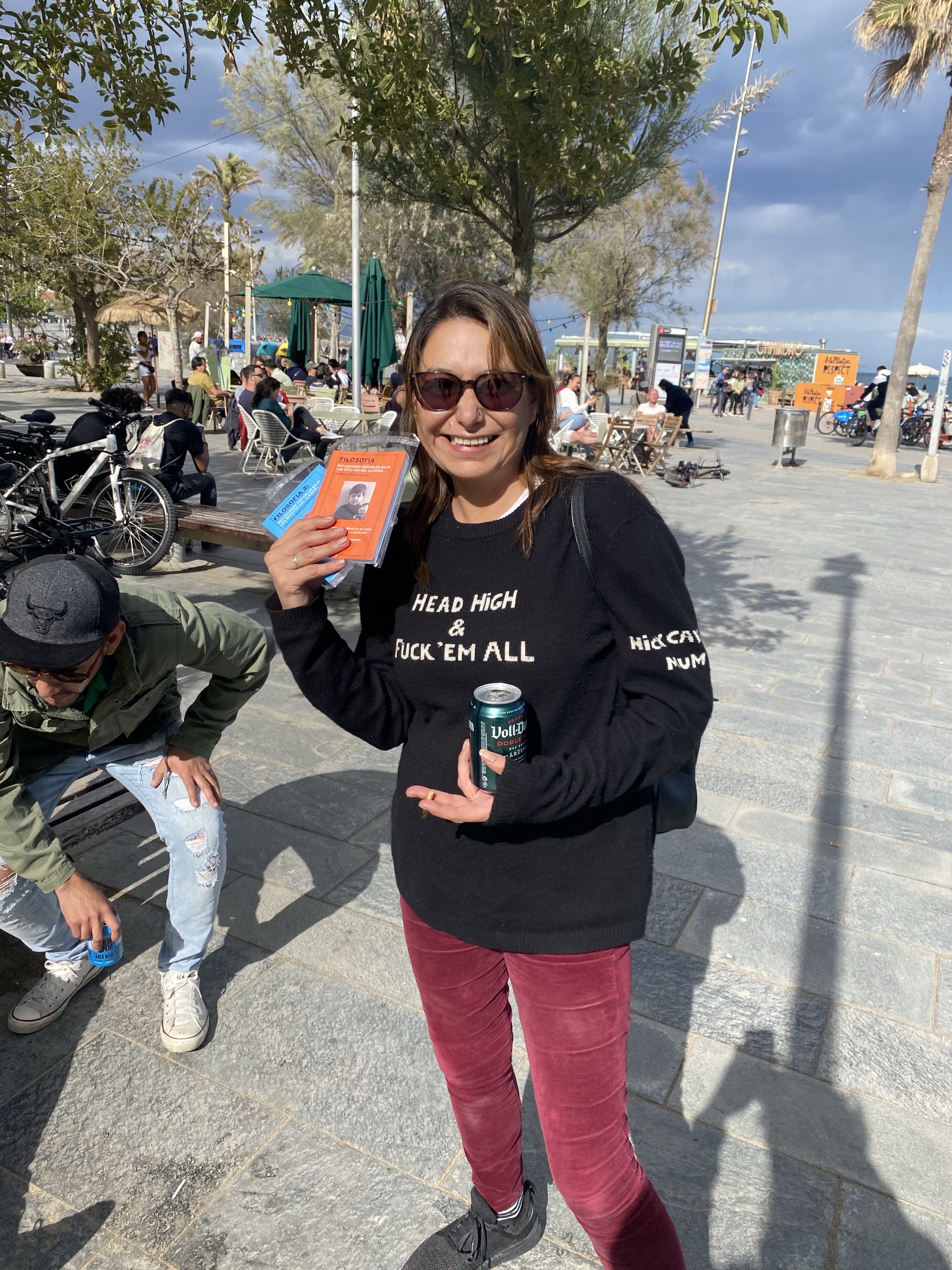 artista-de-la-playa-volldamm-con-libros-reflexiones-inefables