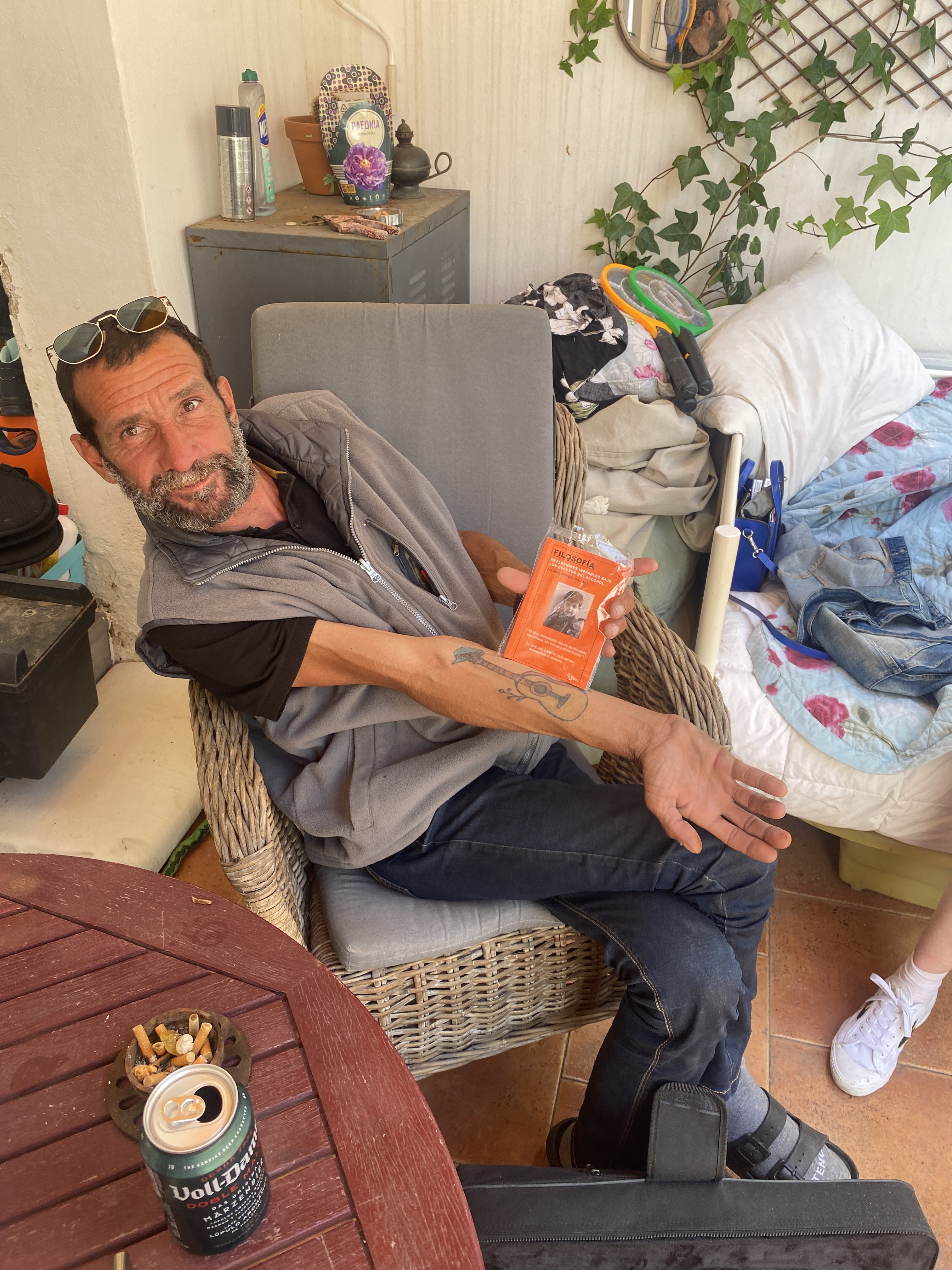 vividor-cantautor-callejero-con-libro-reflexiones-inefables