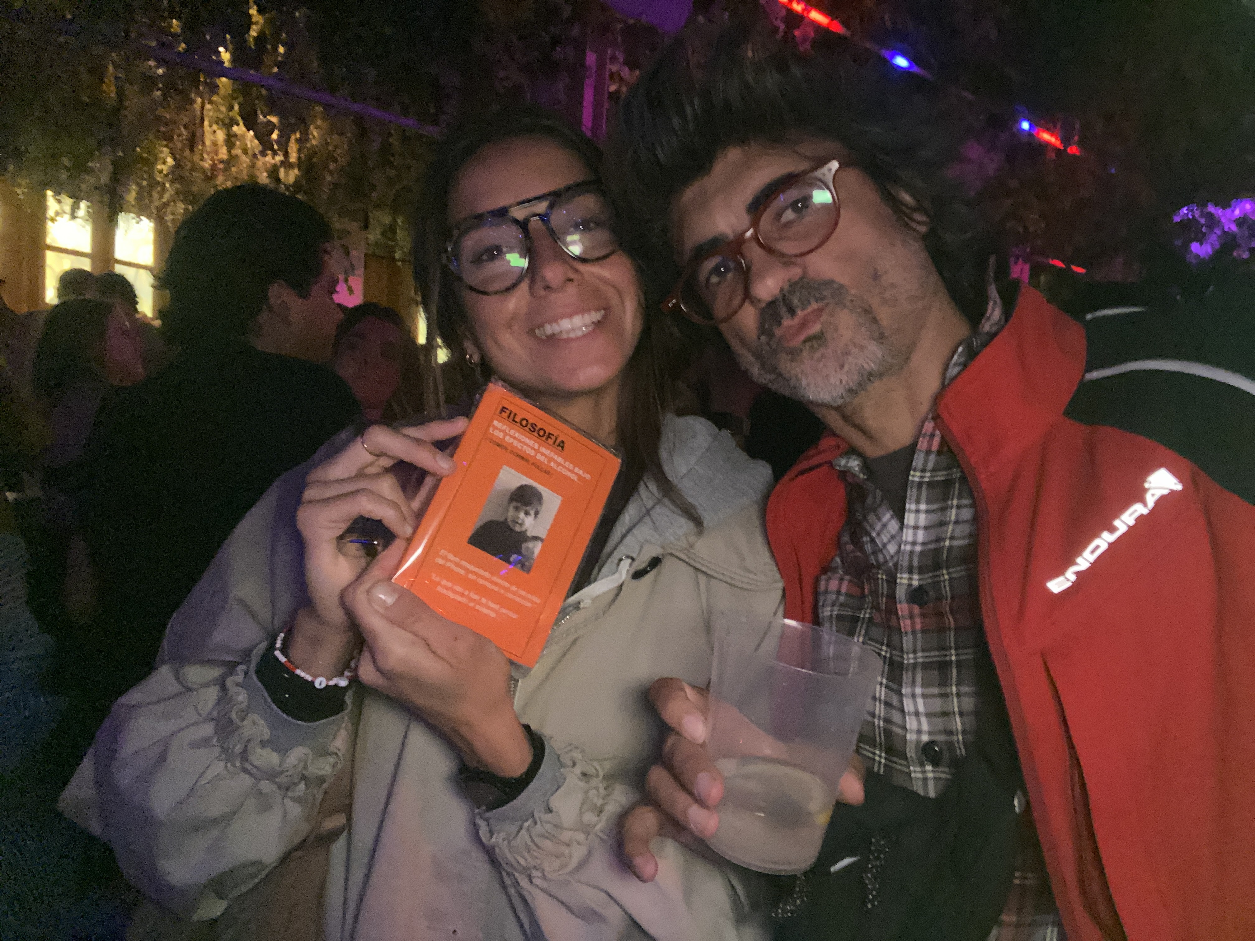 gafas-no-tomfort-la-terraza-discoteca-barcelona-con-libro-reflexiones-inefables