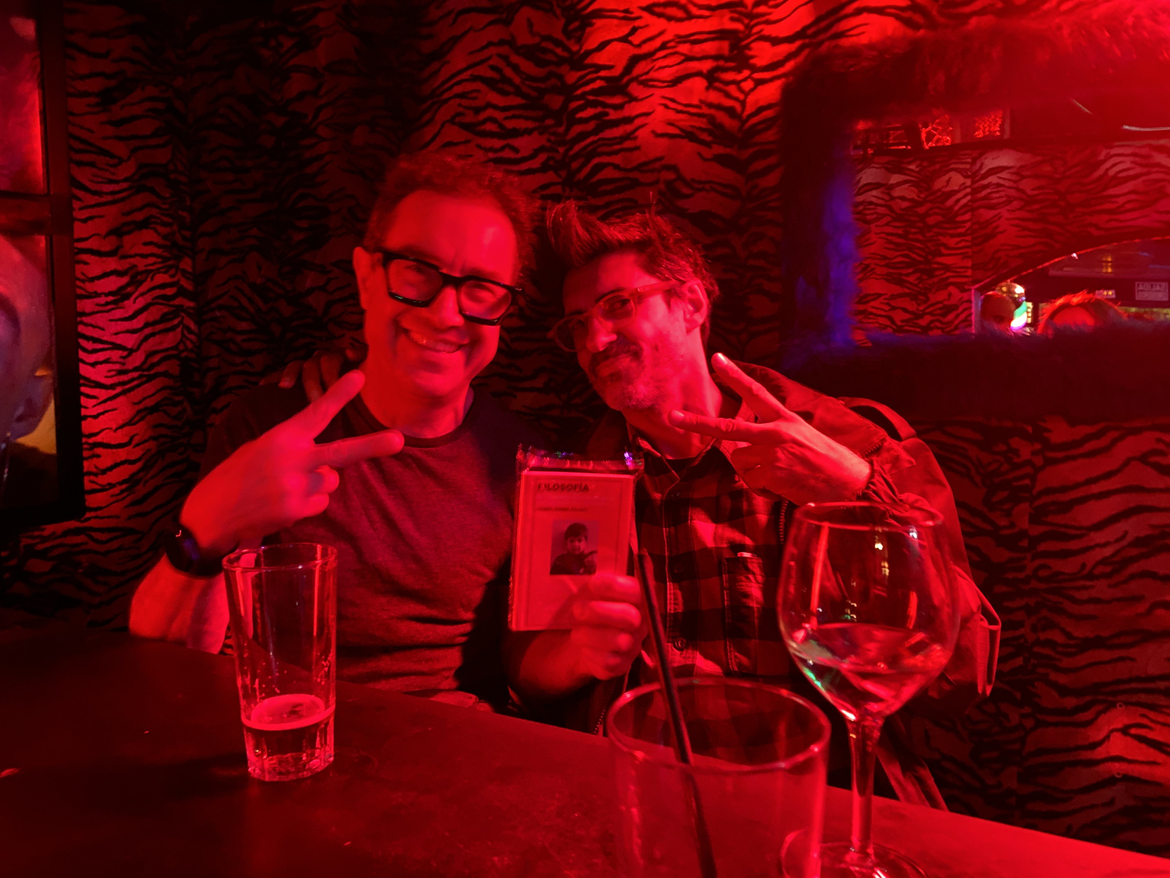 cliente-gay-madame-jazmine-barcelona-con-libro-uno-reflexiones-inefables