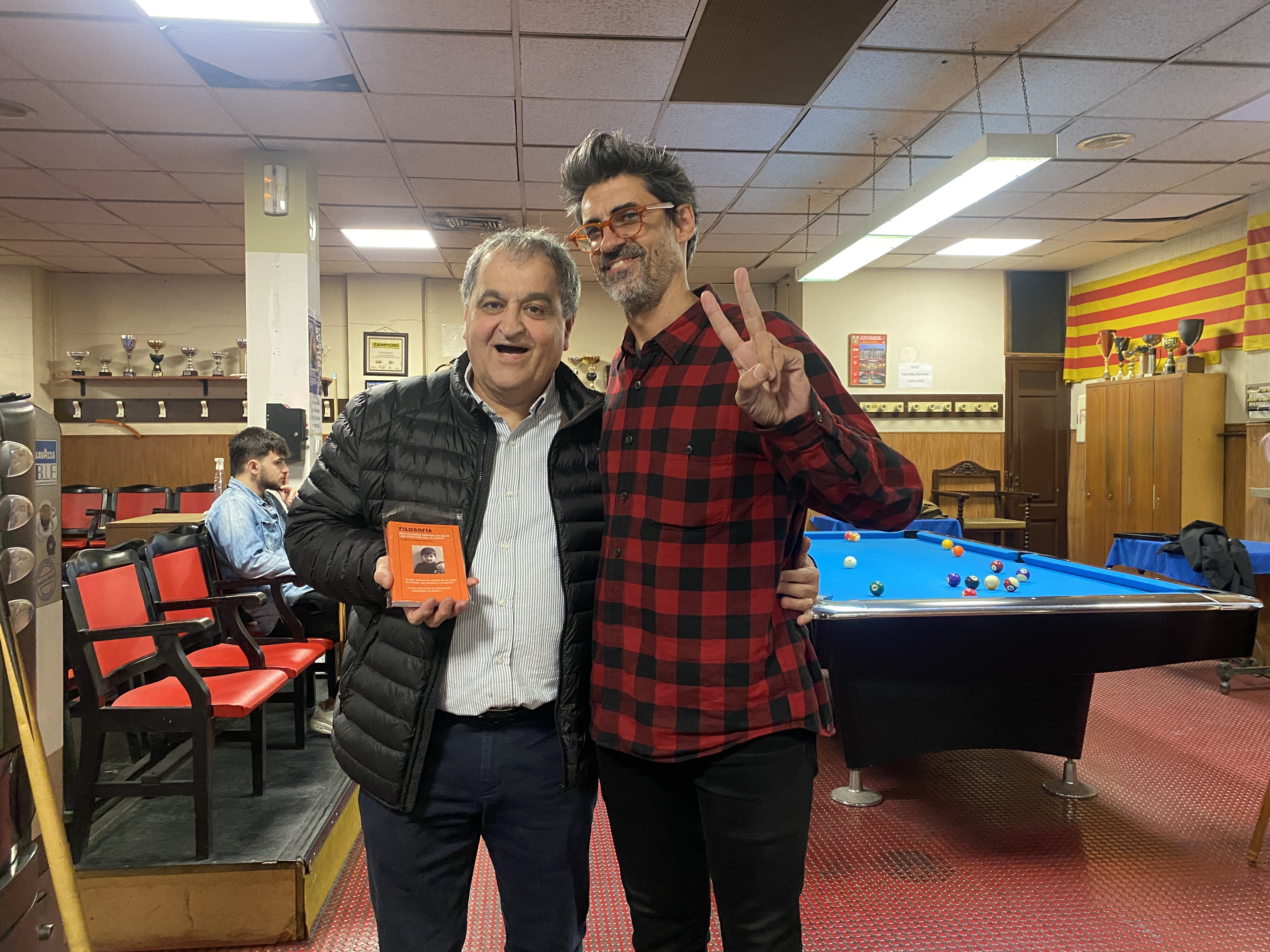 socio-billares-coliseum-barcelona-sabio-con-el-libro-reflexiones-inefables-uno